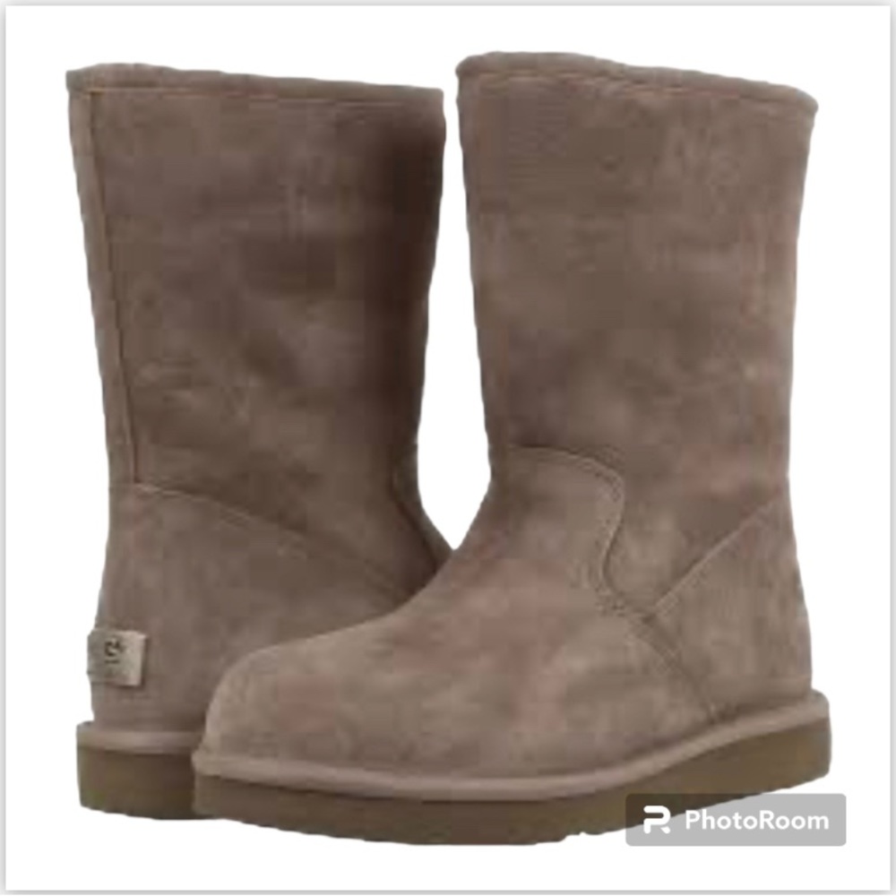 NWOT UGG Half Zipp Pierce Hight Boots Size 9
